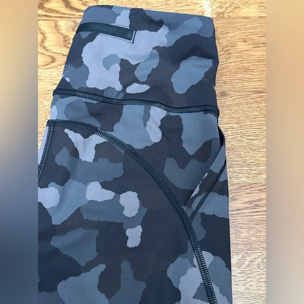 ATHLETA Lightning Camo 7/8 Tight Legging Size XS - Picture 11 of 16